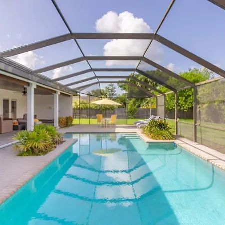 Spacious 3 Bed/2.5Bath Miami Home W/ Pool!